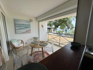 Rõdu või terrass majutusasutuses Ti Paillettes Calme vue mer et plage à 50 m