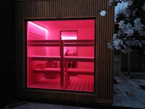 una luz roja en un escaparate en Nowoczesne domki z kominkami, sauną i fotelem masującym Bayamo, Lucca, Hawana I i Hawana II en Święta Katarzyna
