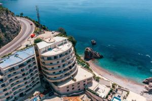 um grande edifício ao lado de uma praia com o oceano em Alex Lux sea view aparmtent 2 em Rafailovici