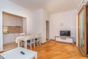 Kuchyň nebo kuchyňský kout v ubytování Alex Lux sea view aparmtent 2