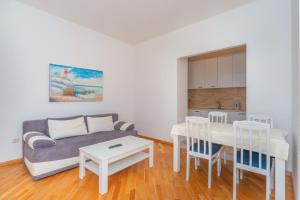 Uma área de estar em Alex Lux sea view aparmtent 2