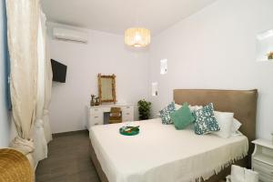 Кровать или кровати в номере Cycladic Home on the hill with beautiful views!!