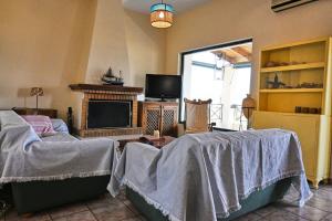 En eller flere senge i et værelse på Pavlos' cottage with beach view