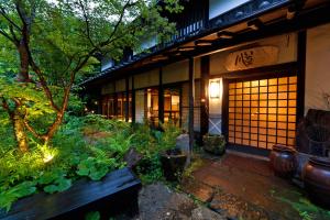 阿苏市千之森旅馆的前面有植物的建筑