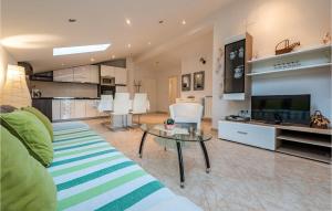 Istumisnurk majutusasutuses Awesome Apartment In Zadar With 2 Bedrooms, Wifi And Outdoor Swimming Pool
