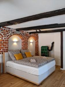 Schlafzimmer mit Ziegelwand und Bett in der Unterkunft BacksteinFlair - LüneMitte in Lüneburg