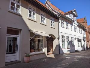 a row of white buildings on a street at BacksteinFlair - LüneMitte in Lüneburg
