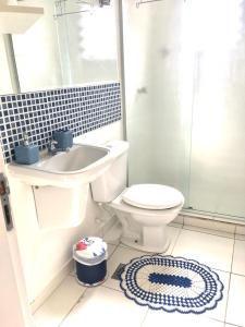 a bathroom with a toilet and a sink and a shower at Espaço Zen - Equilíbrio da Alma in Guarujá +20 photos
