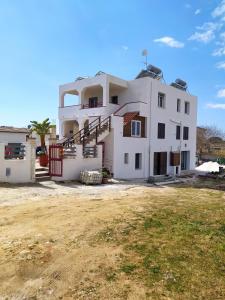 TriscinaにあるAPPARTAMENTO CON 3 CAMERE CON BAGNO INTERNO, CUCINA Sea & Sun 3の白い家