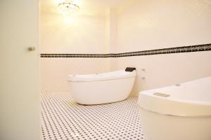 Baño blanco con bañera y lavamanos en Hacienda San Patricio, en San Miguel de Allende