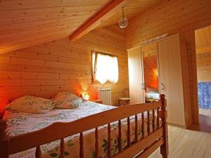 a bedroom with a bed in a log cabin at Gîte Le Tholy, 4 pièces, 6 personnes - FR-1-589-121 in Le Tholy