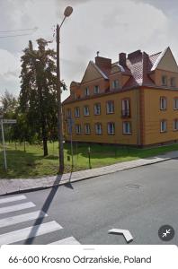 duży budynek po stronie ulicy w obiekcie VIP Apartments w mieście Krosno Odrzańskie