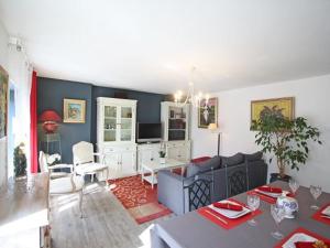 ein Wohnzimmer mit Sofa und Tisch in der Unterkunft Appartement Confortable à Remiremont, Proche Centre et Commerces, Garage et Wifi Inclus - FR-1-589-132 in Remiremont + 11 Fotos
