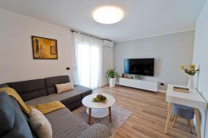 salon z kanapą i stołem w obiekcie MaLeMi apartment w Puli