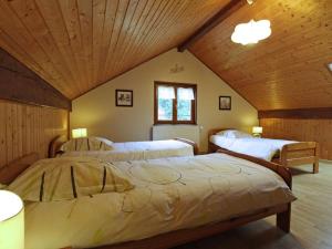 a bedroom with two beds in a attic at Gîte familial avec piscine, idéal pour randonnées et pêche, proche Gérardmer et crêtes vosgiennes - FR-1-589-238 in Vienville