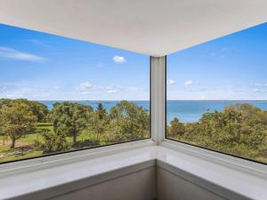 een kamer met een raam met uitzicht op de oceaan bij Novotel Darwin CBD in Darwin