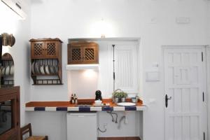 eine Küche mit einem Waschbecken und einer weißen Wand in der Unterkunft MonKeys Apartments Pureza House in Sevilla