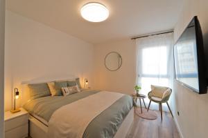 sypialnia z dużym łóżkiem i oknem w obiekcie MaLeMi apartment w Puli
