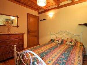 1 dormitorio con 1 cama y vestidor en Gîte Allègre, 4 pièces, 6 personnes - FR-1-582-151, en Allègre