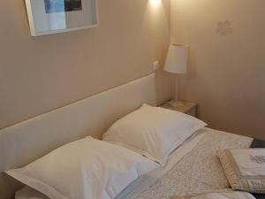 - une chambre dotée d'un lit avec deux oreillers et une lampe dans l'établissement Gîte Arçonnay, 6 pièces, 14 personnes - FR-1-410-300, à Arçonnay