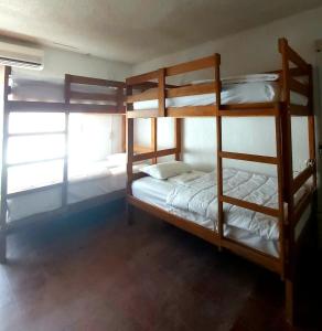 Postel nebo postele na pokoji v ubytování Desert Heart Hostel