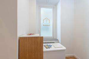 une salle de bain avec toilettes et miroir dans l'établissement ramo d'oro, à Naples