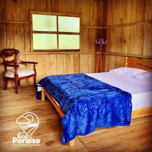 ein Schlafzimmer mit einem Bett, einem Stuhl und einem Fenster in der Unterkunft Finca Ecoparaiso in Ibagué