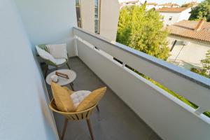 balkon z dwoma krzesłami i stołem w obiekcie MaLeMi apartment w Puli