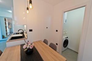 kuchnia i jadalnia ze stołem i pralką w obiekcie MaLeMi apartment w Puli +37 zdjęć