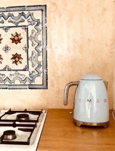 a toaster sitting on a counter next to a stove at Casas das Piçarras - Alentejo in Piçarra