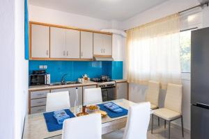 A kitchen or kitchenette at Filocsenia luxury apartment at tsoutsouras Még 37 kép