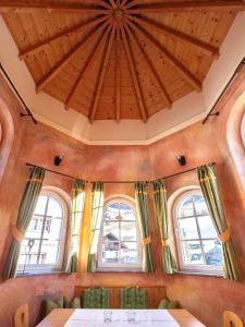 jadalnia ze stołem i 3 oknami w obiekcie Villa Castelbell w Solden