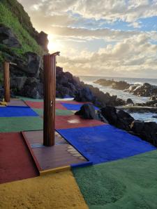 una fila de esterillas de yoga en la playa en Cantinho do Sonho, en Maia