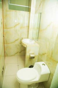 ein Badezimmer mit weißer Toilette und Waschbecken in der Unterkunft Estancia Saraja in Ica + 43 Fotos