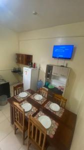 uma cozinha com uma mesa com cadeiras e um frigorífico em Apart-Norte Flat Belém Aeroporto em Belém