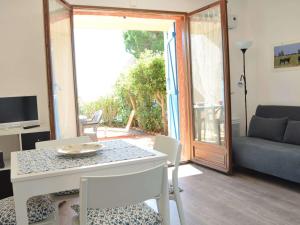 a living room with a table and chairs and a couch at Appartement Cavalaire-sur-Mer, 3 pièces, 4 personnes - FR-1-226B-78 in Cavalaire-sur-Mer
