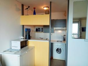cocina con lavadora y lavadora en Appartement La Rochelle, 1 pièce, 4 personnes - FR-1-551-50 en La Rochelle
