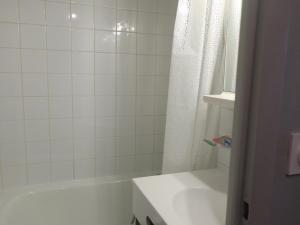 ein weißes Badezimmer mit Badewanne und Waschbecken in der Unterkunft Appartement cosy à Châtel - 5 pers, WIFI - FR-1-198-207 in Châtel