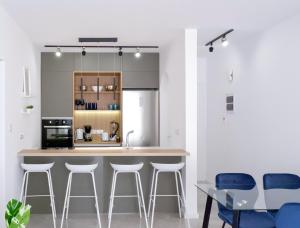 A kitchen or kitchenette at Daimond Complex Sea View Apartment