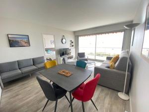 sala de estar con mesa, sillas y sofá en Appartement La Baule, 3 pièces, 6 personnes - FR-1-245-152, en La Baule