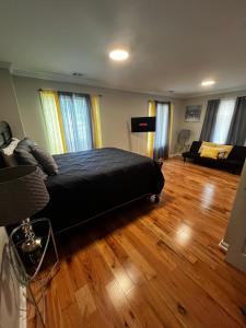 1 dormitorio con 1 cama grande y suelo de madera en Atlanta Unit 2 Room 1 - Quiet Private Bedroom Private Bathroom Suite, en Atlanta