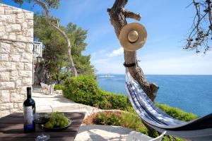 stół z butelką wina i koszem winogron w obiekcie Sea Pearl - ZF Hvar w Hvarze