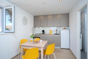 Kuchnia lub aneks kuchenny w obiekcie Sea Pearl - ZF Hvar