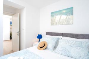 sypialnia z łóżkiem z kapeluszem w obiekcie Sea Pearl - ZF Hvar w Hvarze
