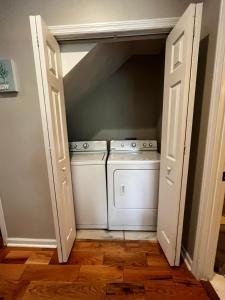 - une buanderie avec un lave-linge et un sèche-linge dans l'établissement Atlanta Unit 2 Room 1 - Quiet Private Bedroom Private Bathroom, à Atlanta