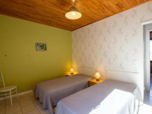 2 łóżka w pokoju z zielonymi ścianami w obiekcie Gîte Domme, 4 pièces, 6 personnes - FR-1-616-3 w mieście Domme