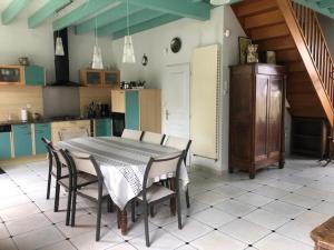 une salle à manger avec une table et des chaises dans une cuisine dans l'établissement Maison La Bernerie-en-Retz, 6 pièces, 8 personnes - FR-1-612-65, à La Bernerie-en-Retz