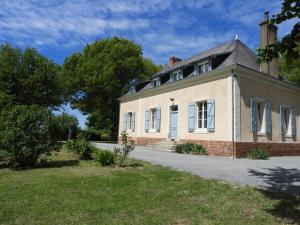 un vecchio edificio in mattoni con un camino in cima di Gîte Écommoy, 5 pièces, 14 personnes - FR-1-410-318 a Écommoy