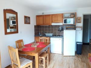 O bucătărie sau chicinetă la Appartement Albiez-Montrond, 2 pièces, 4 personnes - FR-1-618-1