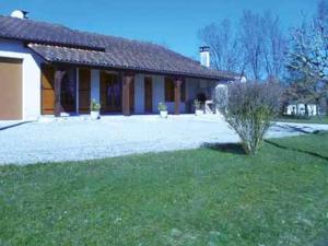 a house with a grass yard with a house at Maison confortable près de Périgueux avec cheminée, jardin et animaux admis - FR-1-616-10 in Bassillac